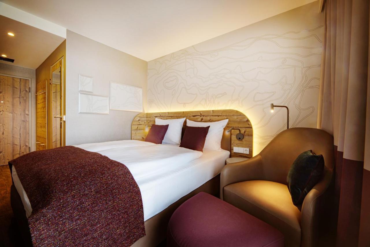 Zimmer mit Queensize-Bett und Balkon